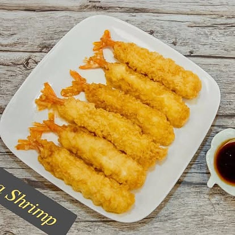 Plate of crispy tempura shrimp with dipping sauce